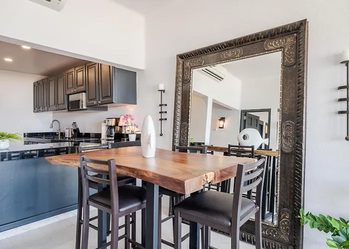 Casa Del Mar Elegant Two-story Oceanfront Escape *