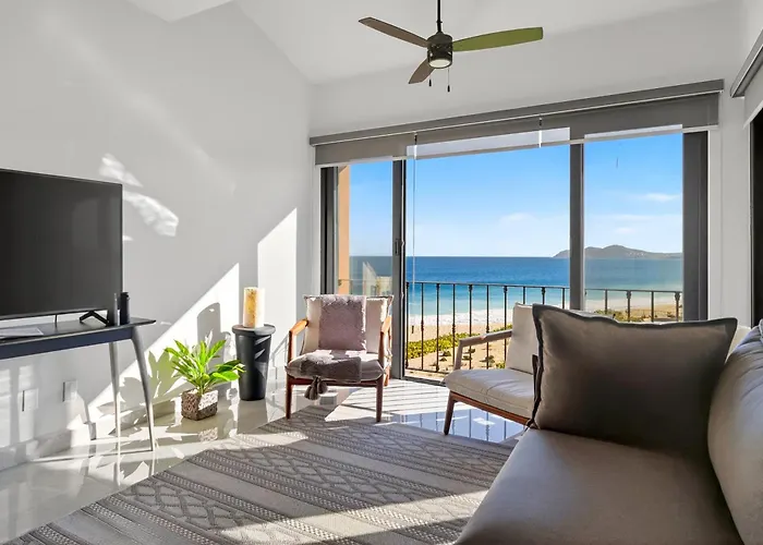 Casa Del Mar Elegant Two-story Oceanfront Escape
